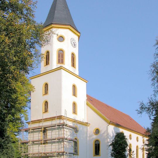 Evangelische Pfarrkirche mit Kirchhof und Einfriedungsmauer, drei Grabmale sowie Denkmal für die Gefallenen des Ersten Weltkrieges Kirchweg