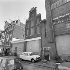 Pand met halsgevel met wapenschilden in de afdekking