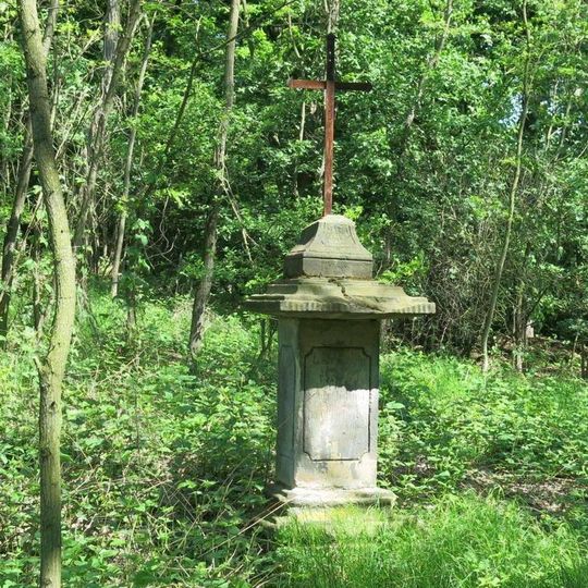 Kříž u cesty k telekomunikační věži nad Oparnem