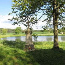 Kříž východně od Olešovic u rybníka