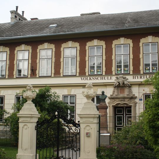 Volksschul- und Wohngebäude sowie Gartenportal