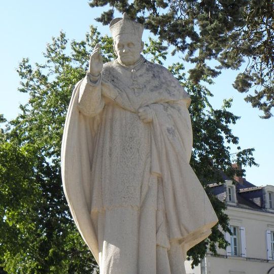 Statue du cardinal Suhard
