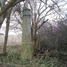 Kříž v křoví východně od Ohnišťovic