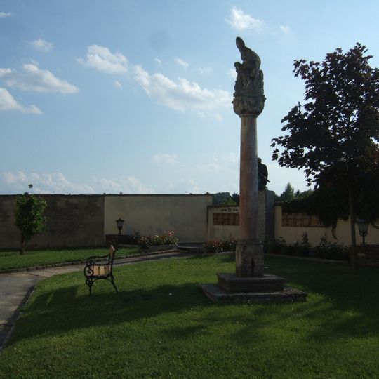 Kirchhof mit Umfassungsmauer und Denkmälern