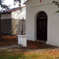 Kříž u kaple v Neuměřicích