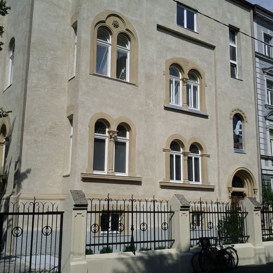 Bürgerhaus mit Garteneinfriedung
