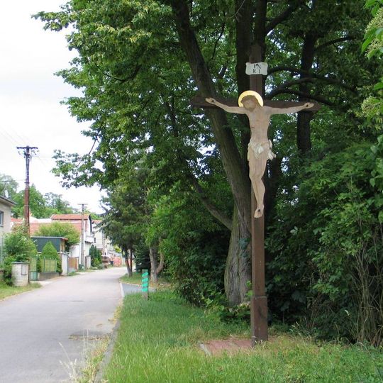 Dřevěný pamětní kříž v Tuchoměřicích