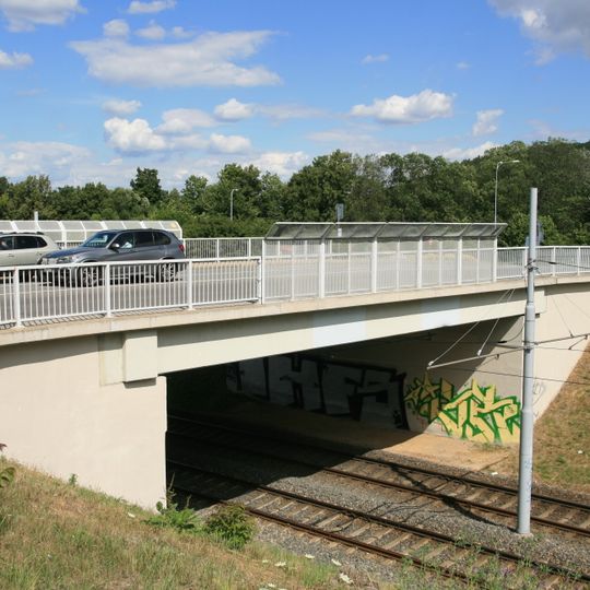 Silniční most přes tramvajovou trať u ulice Kubíčkova