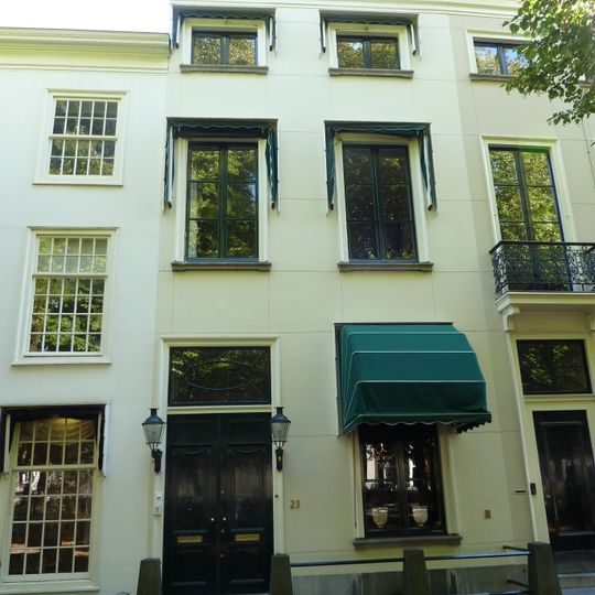 Pand met Lodewijk XVI gevel met versierde middentravee