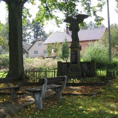 Pomník padlým ve světových válkách na návsi ve Střížově