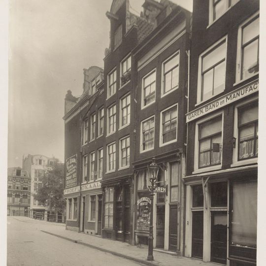 Pand met gevel onder rechte lijst