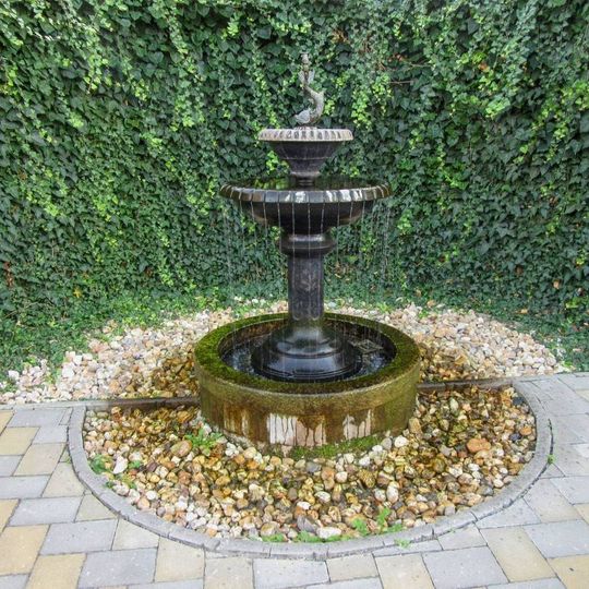 Kašna v Nedvědici vedle úřadu městyse