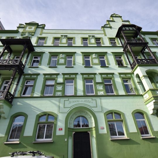 Reliéfy na domu Hálkova 18