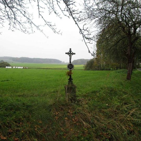 Kříž severně od Bezdědovic