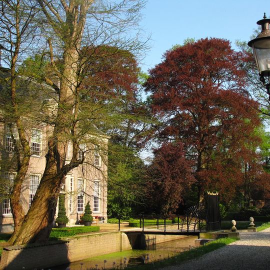 Den Aalshorst: ijzeren toegangshek en houten brug
