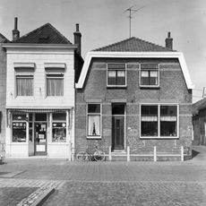 Huis met gepleisterde lijstgevel