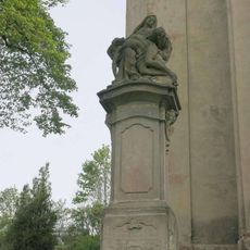 Socha Piety u kostela v Zabrušanech