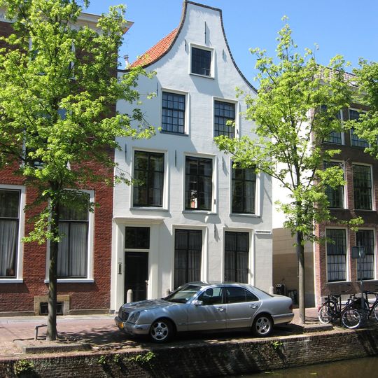 Hoekpand Nickersteeg met hoge, gepleisterde tuitgevel