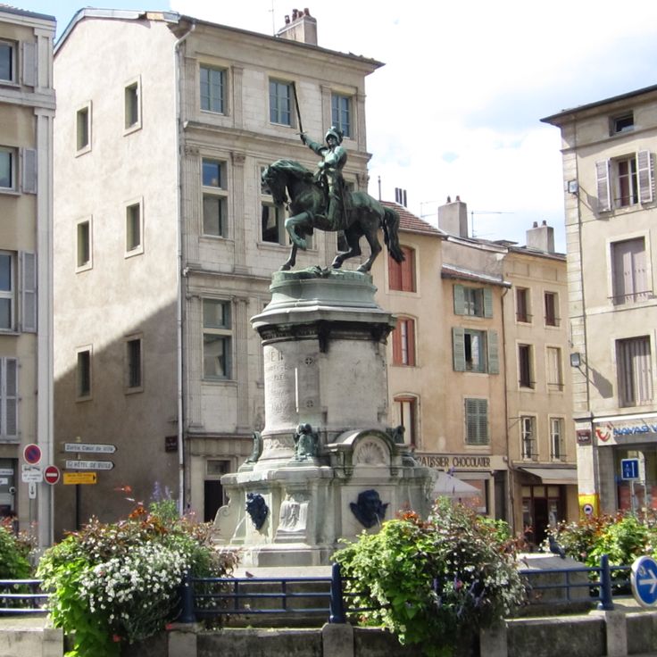 Equestrian statue of René II