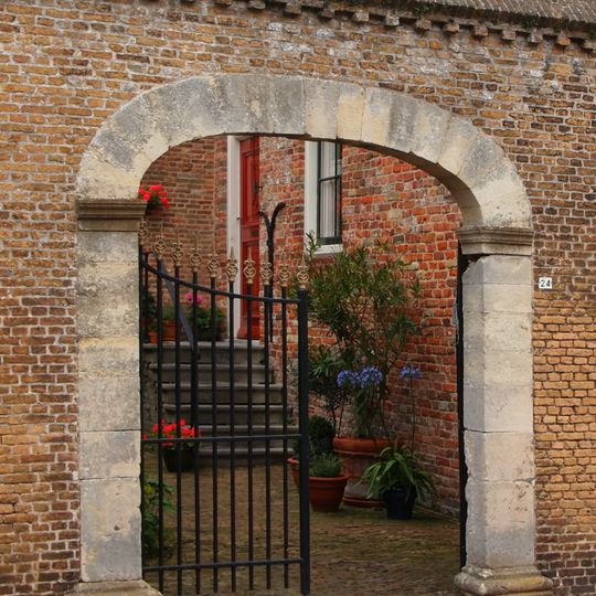 Perceelsgedeelte van een tweebeukig pand met dubbele trapgevel aan de straat