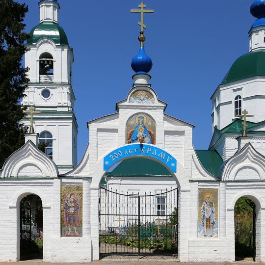 Ограда с воротами и угловыми башнями