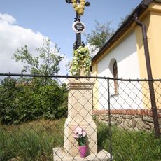 Kříž u kaple v Píšti