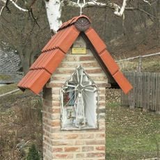 Kaplička naproti domu 70 v Leštině