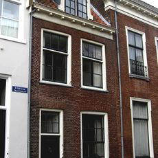 Eenvoudig smal huis met rechte kroonlijst