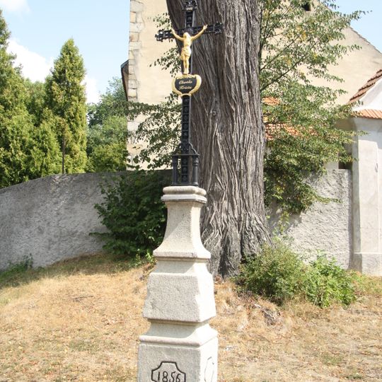 Kříž u kostela sv. Lucie v Ježově