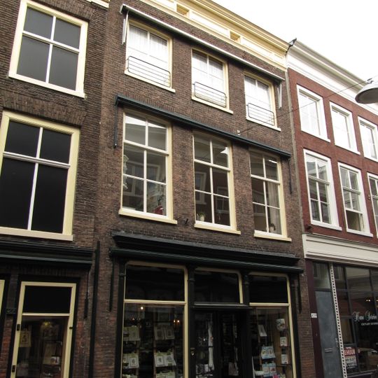Pand met aan de voorstraatshaven puntgevel en aan de voorstraat gevel met getoogde vensters en in de kroonlijst rechthoekige liggende vensters