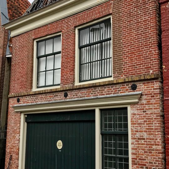 Eenvoudig pand onder schilddak met topschoorsteen