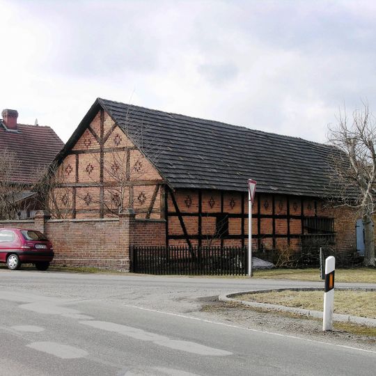 Wohnhaus, Stall und Scheune eines Bauernhofes, mit Einfriedungsmauer Dorfstraße 15