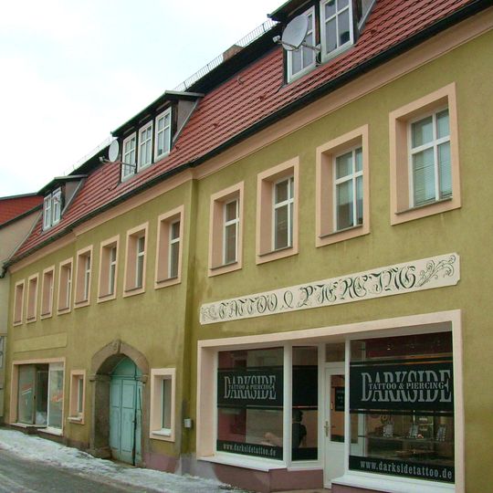 Wohnhaus, nach links in geschlossener Bebauung Senftenberger Straße 15
