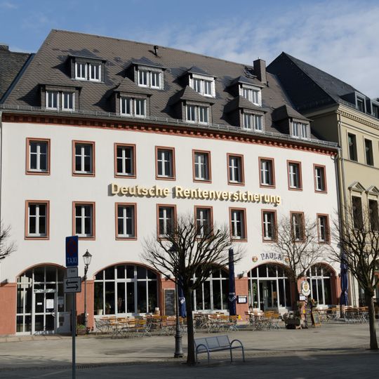 Wohn- und Geschäftshaus, heute mit Gaststätte, das Platzbild prägender zeittypischer Putzbau Hauptmarkt 24; 25