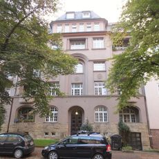 Mietshaus in geschlossener Bebauung mit Vorgarten (gleiche Gestaltung wie Nr. 83) Barbarossastraße 85