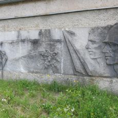 Reliéf u vjezdu do bývalých kasáren Pod Radobýlem v Litoměřicích