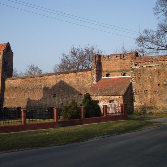 Pozostałości murów obronnych w Chojnie