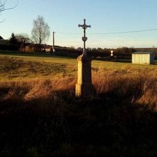 Kříž jižně od Záluží u cesty do Plzně