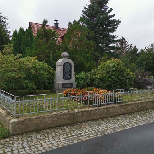 Denkmal für die Gefallenen des Ersten Weltkrieges mit Einfriedung, Granit An der Weißbach 15