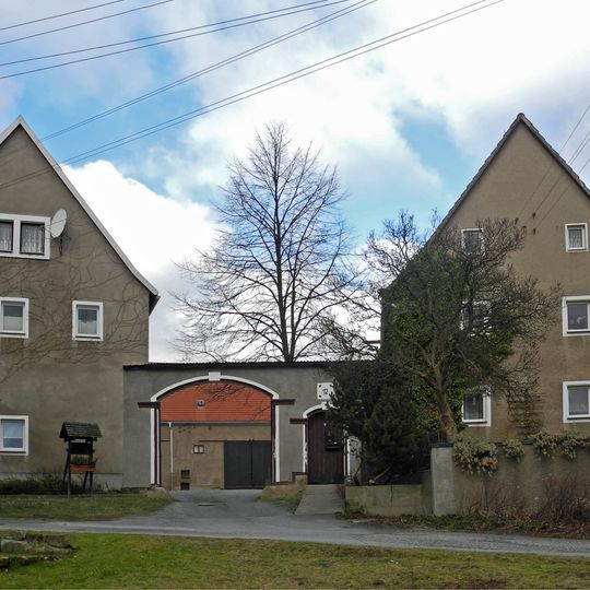 Dreiseithof mit Wohnstallhaus, Scheune und Auszüglerhaus, dazu Hofmauer mit Torbogen und zwei Pforten Gorknitzer Straße 12