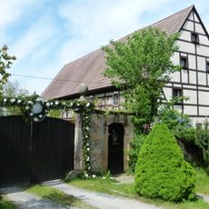 Toreinfahrt und Einfriedungsmauer eines Bauernhofes Am Anger 16