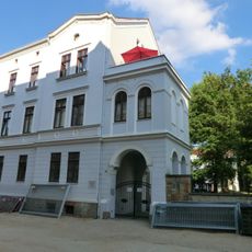 Wohnhaus in nach links geschlossener Bebauung und dreigeschossiges Hofgebäude Jakobstraße 13