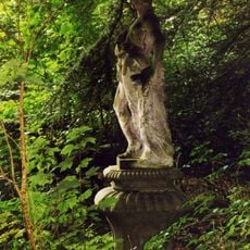 Zionsburg: tuinbeeld wellicht voorstellende de muze Erato als jongeling op sokkel