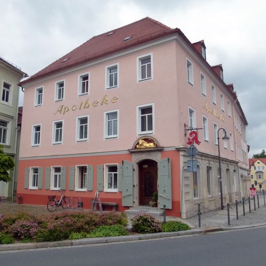 Privilegierte Apotheke; Wohn- und Geschäftshaus in Ecklage mit Apotheke Julius-Kühn-Platz 17