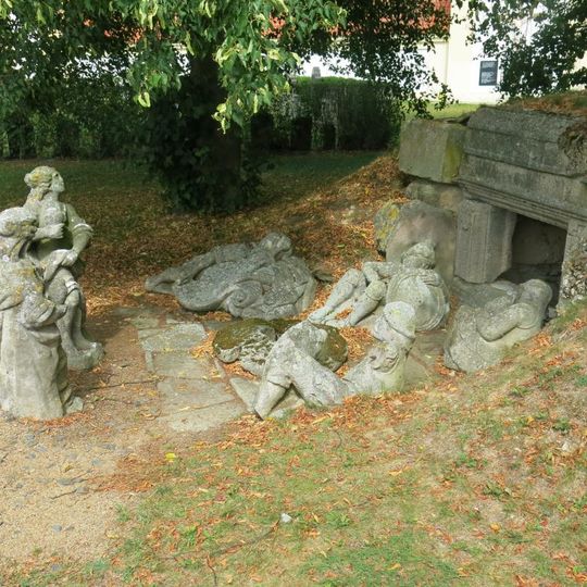 Sousoší Maří Magdaleny, Marie Jakubovy a spících stráží u Ježíšova hrobu u areálu Maria Loreto v Hrozňatově