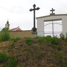 Kříž před hřbitovem v Borovnici