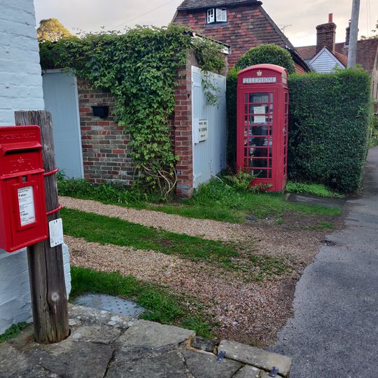 K6 Telephone Kiosk, Queens Square