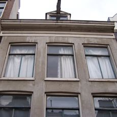 Pand met gevel onder rechte lijst met twee consoles