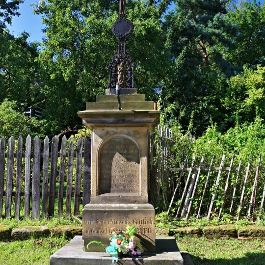 Kříž u kostela v Novinách pod Ralskem