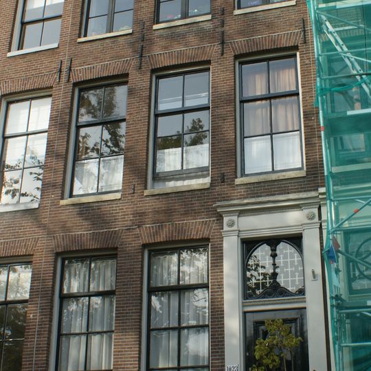 Pand met gevel onder rechte lijst